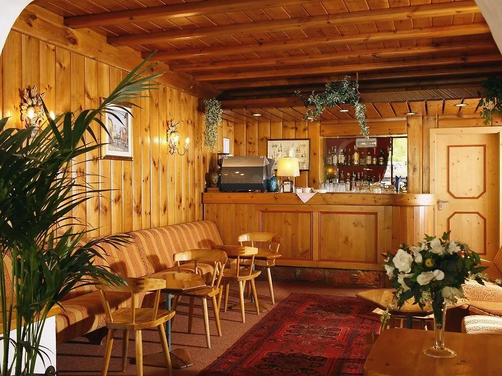 ***  קורטינה ד'אמפזו Hotel Corona איטליה