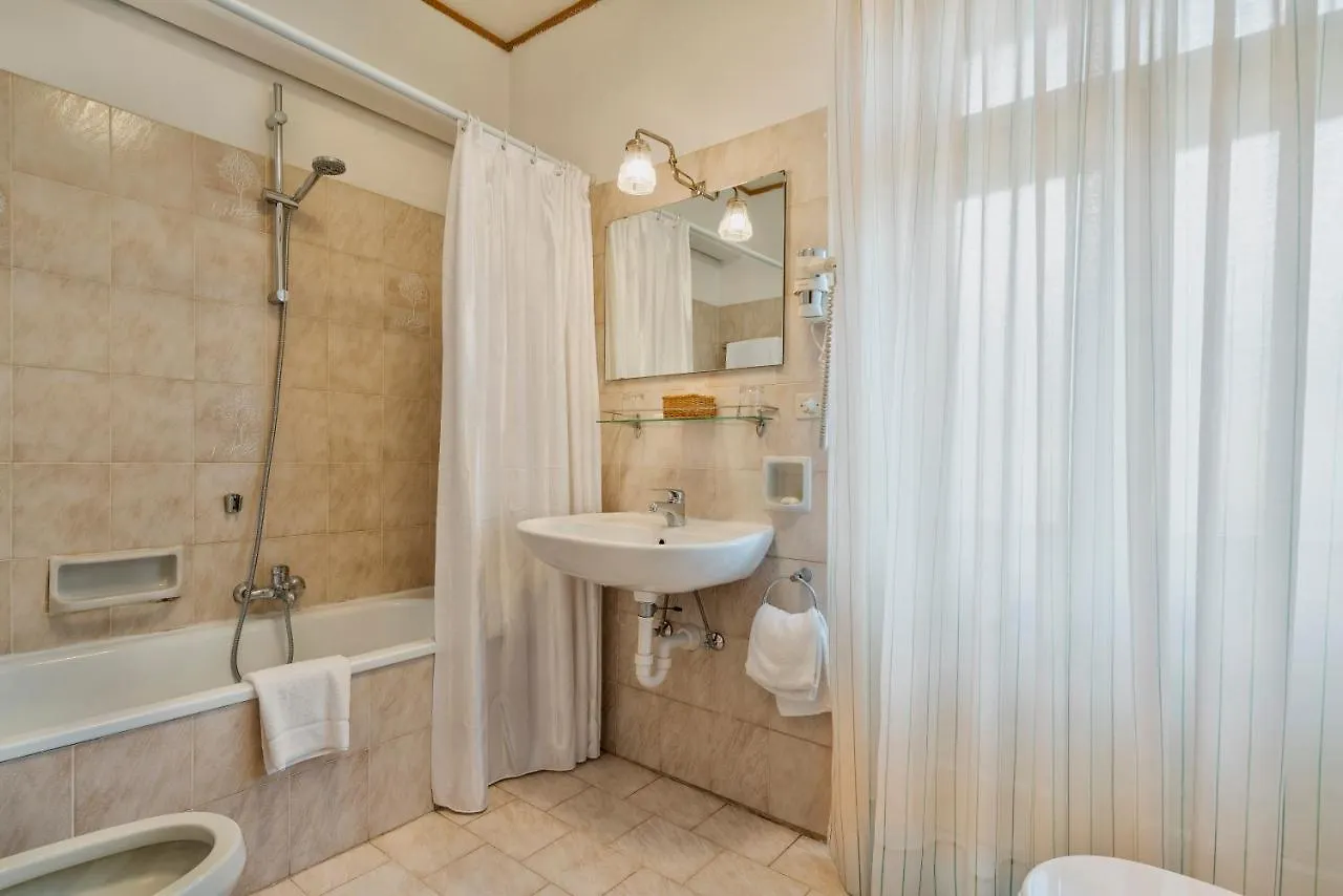 קורטינה ד'אמפזו Hotel Corona  קורטינה ד'אמפזו