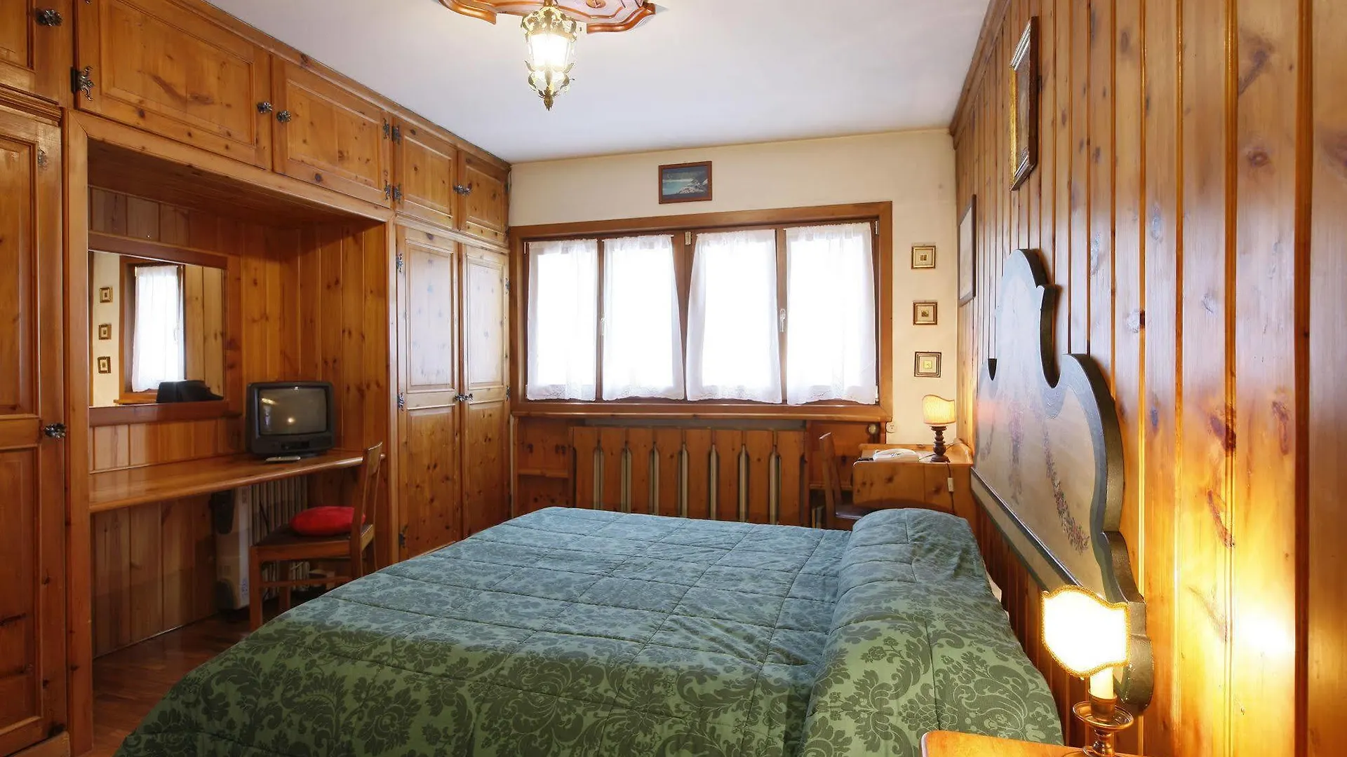 קורטינה ד'אמפזו Hotel Corona